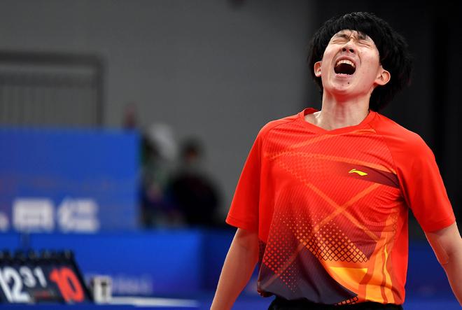 球迷们翘首 球迷们翘首