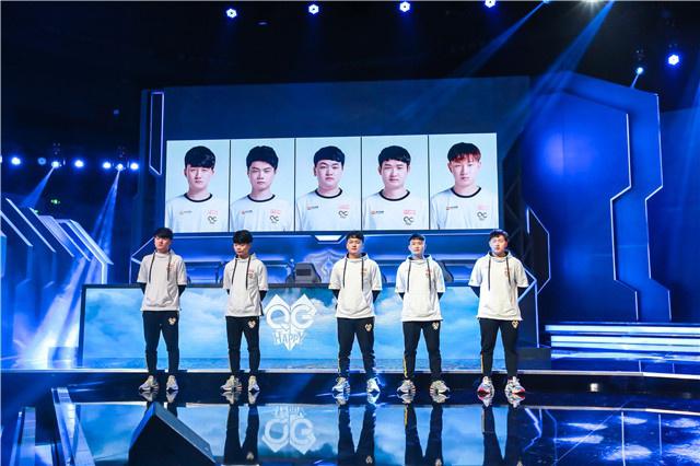 两人在更衣 两人在更衣